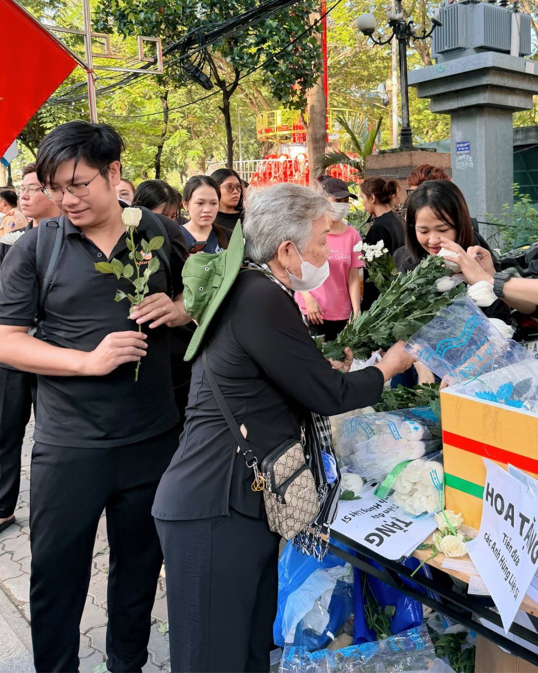 3000 đoá hoa tri ân anh hùng liệt sĩ tại Lê Thị Riêng